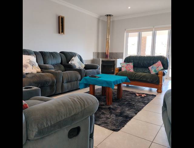 4 BEDROOM FREESTANDING FOR SALE IN DOLPHIN CREEK GOLF ESTATE